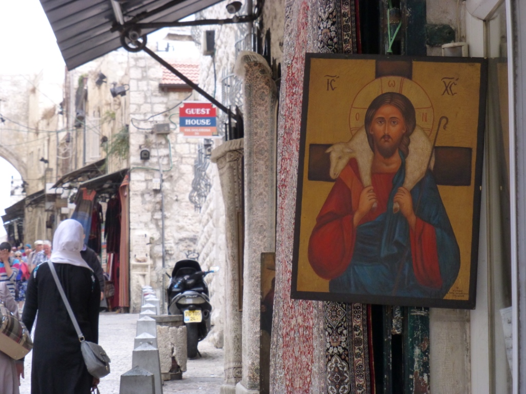 26 aprile 2015, quarta domenica di Pasqua, “Io sono il buon pastore. Il buon pastore dà la propria vita per le pecore. Il mercenario -che non è pastore e al quale le pecore non appartengono- vede venire il lupo, abbandona le pecore e fugge, e il lupo le rapisce e le disperde; perché è un mercenario e non gli importa delle pecore” (Gv 10,11-13)