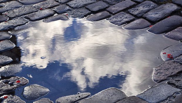 anche da una pozzanghera si può vedere il cielo